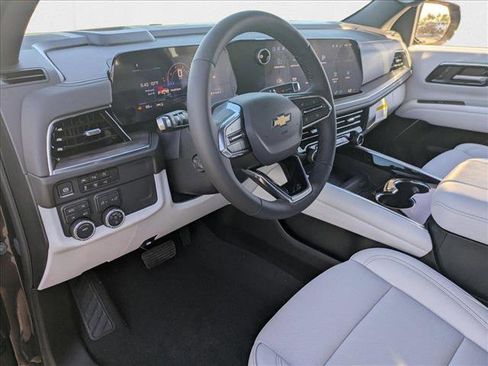 New 2025 Chevrolet Suburban Premier image 3