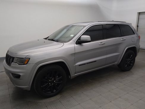 Used 2020 Jeep Grand Cherokee Altitude RWD image 2