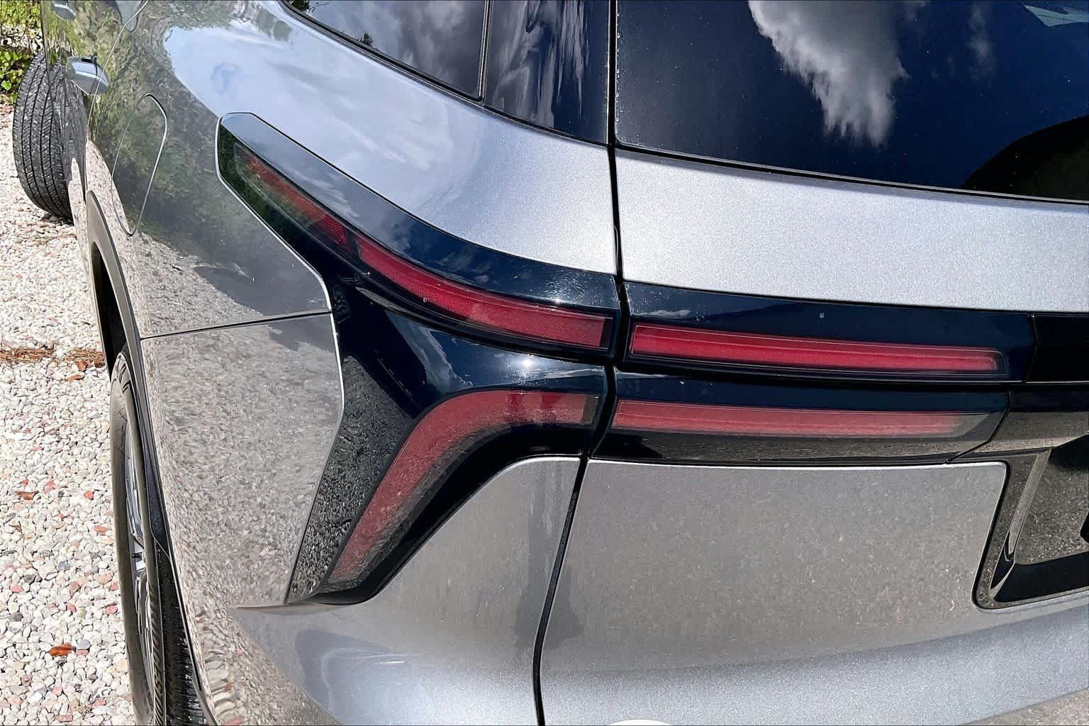 Used 2025 Chevrolet Traverse LT FWD image 29