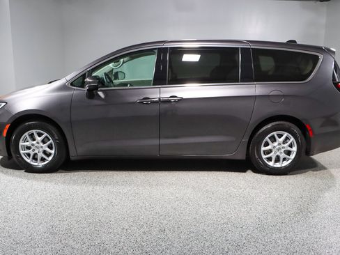 Used 2023 Chrysler Pacifica Touring-L FWD image 10
