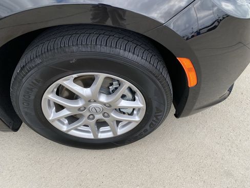 Used 2025 Chrysler Pacifica Select FWD image 4