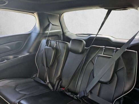 Used 2026 Chrysler Pacifica Limited FWD image 18