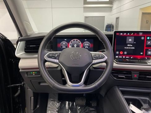 Used 2025 Volkswagen Tiguan SE w/ Panoramic Sunroof Package AWD/4WD image 15