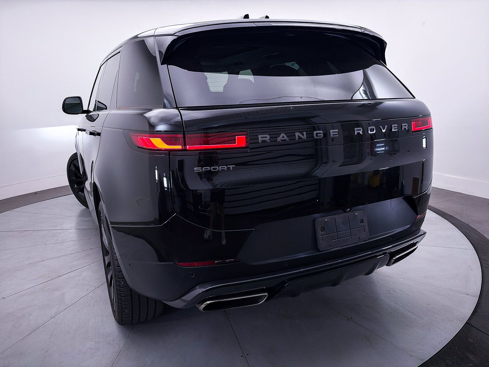 Used 2024 Land Rover Range Rover Sport SE AWD/4WD image 4