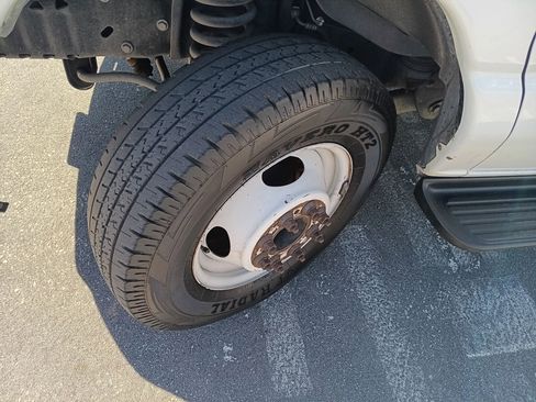 Used 2013 Ford E-450 and Econoline 450 Super Duty w/ Interior Upgrade Pkg image 33