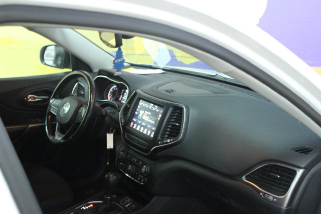 Used 2019 Jeep Cherokee Latitude w/ Cold Weather Group FWD image 12