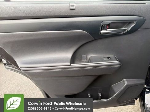 Used 2020 Toyota Highlander XLE image 29