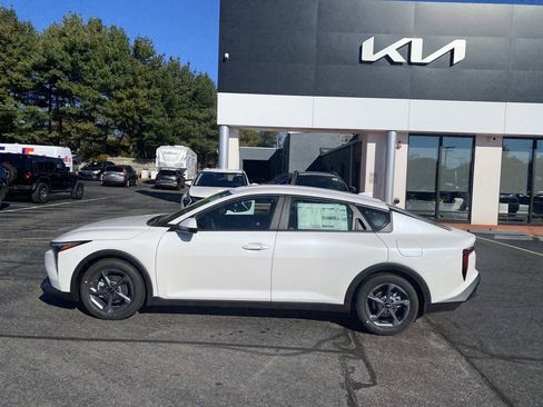 New 2025 Kia K4 LXS image 2