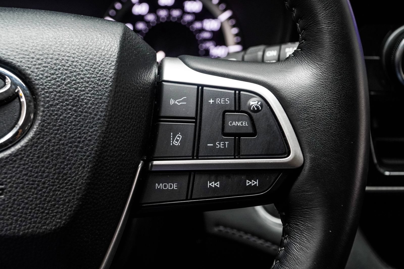 Used 2025 Toyota Highlander LE FWD image 31