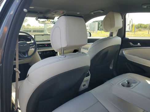 Used 2025 Genesis G70 2.5T RWD image 9