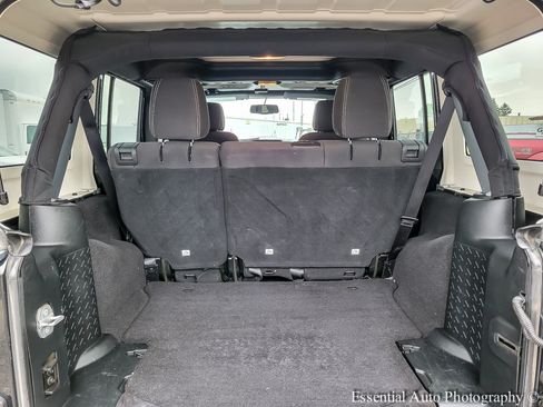 Used 2018 Jeep Wrangler Unlimited Sahara AWD/4WD image 23