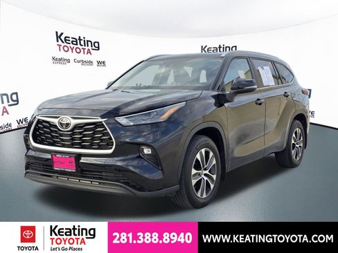 Used 2024 Toyota Highlander XLE FWD image 2