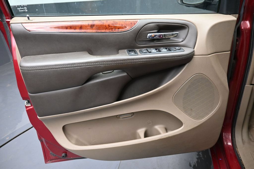 Used 2016 Chrysler Town & Country Touring w/ Driver Convenience Group FWD image 21