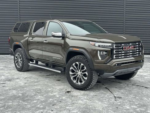 Used 2024 GMC Canyon Denali image 7