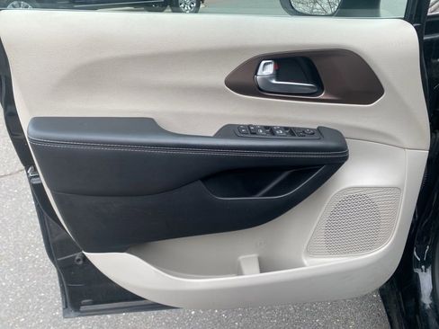 Used 2023 Chrysler Voyager LX image 10