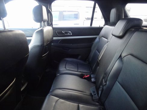 Used 2016 Ford Explorer XLT w/ Equipment Group 202A image 6