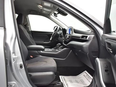 Used 2025 Toyota Highlander LE FWD image 17
