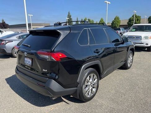 Used 2020 Toyota RAV4 XLE Premium FWD image 5