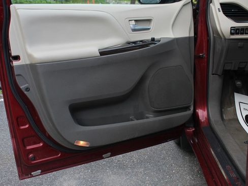 Used 2015 Toyota Sienna XLE Premium image 12