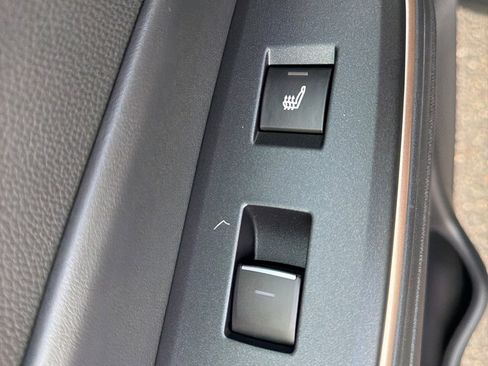 Used 2023 Toyota Crown Limited image 9