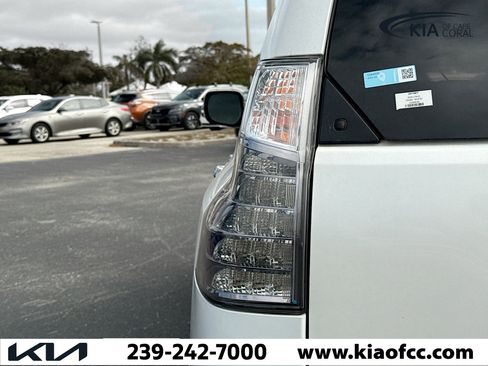 Used 2020 Lexus GX 460 Premium w/ Premium Package image 10