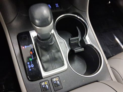 Used 2019 Toyota Highlander XLE image 16