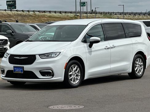 Used 2023 Chrysler Pacifica Touring-L FWD image 7