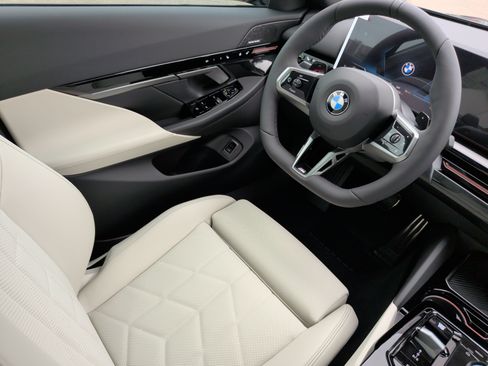 Used 2026 BMW 530i xDrive w/ M Sport Package AWD/4WD image 35