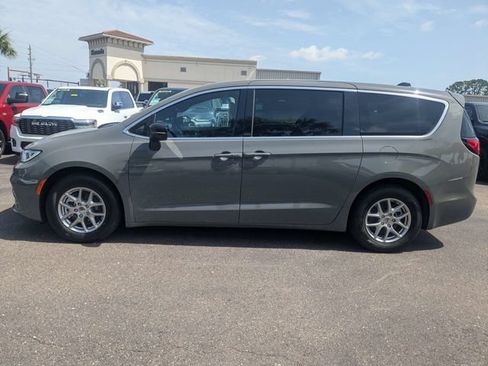 Used 2025 Chrysler Pacifica Select FWD image 7
