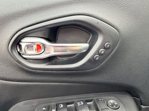 Used 2020 Jeep Cherokee Limited image 6