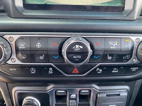 Used 2023 Jeep Wrangler Unlimited Sahara AWD/4WD image 16