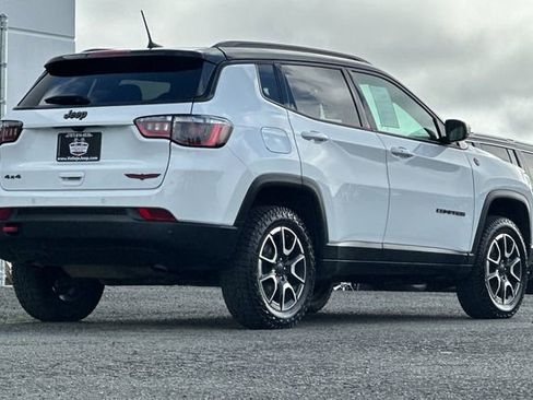 Used 2024 Jeep Compass Trailhawk image 4