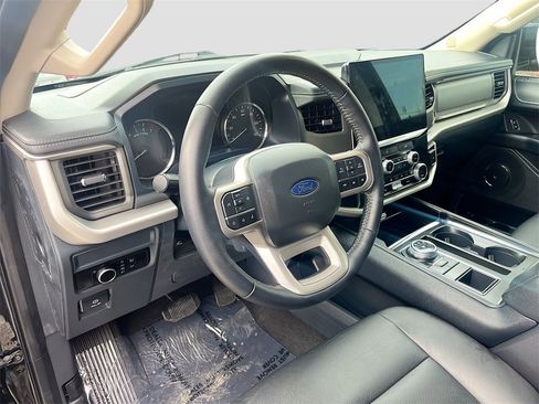 Used 2023 Ford Expedition XLT image 9
