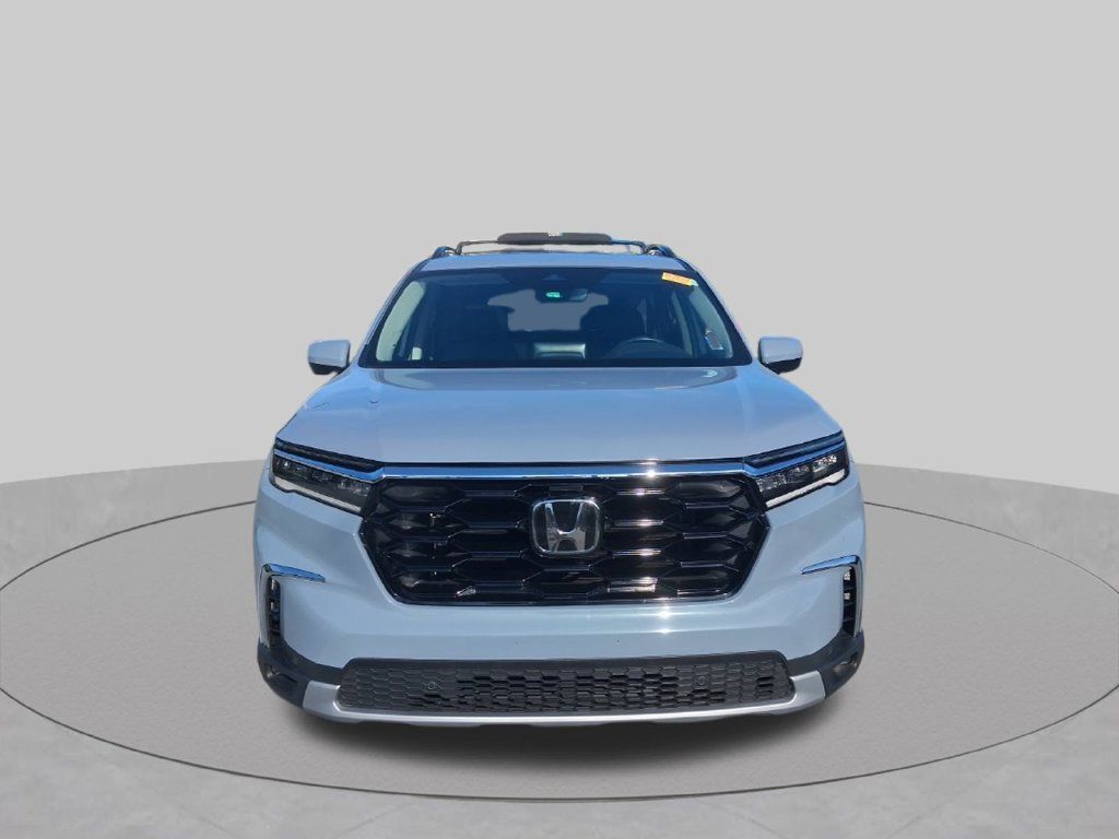 Used 2025 Honda Pilot Touring image 2