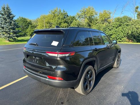 Used 2023 Jeep Grand Cherokee Altitude AWD/4WD image 3