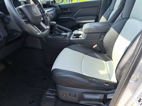 Used 2025 Toyota 4Runner SR5 AWD/4WD image 28