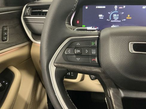 Used 2023 Jeep Grand Cherokee Limited w/ Luxury Tech Group II image 16