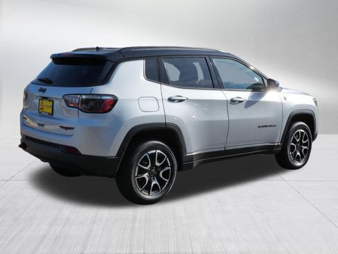 Used 2025 Jeep Compass Trailhawk AWD/4WD image 7