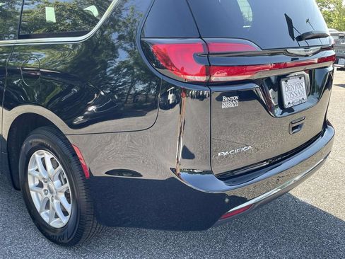 Used 2025 Chrysler Pacifica Select FWD image 12