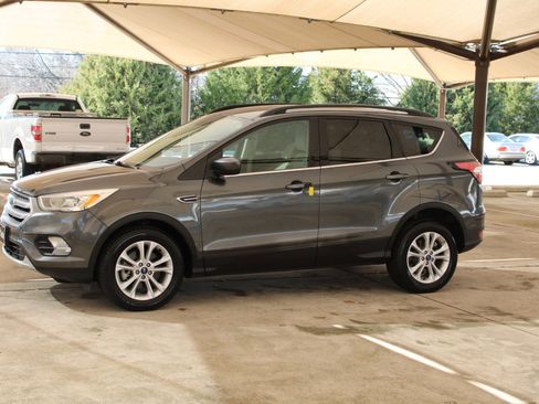 Used 2017 Ford Escape SE w/ Equipment Group 201A image 5