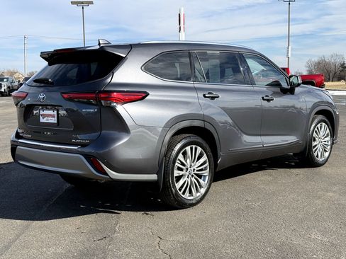 Used 2022 Toyota Highlander Platinum image 3