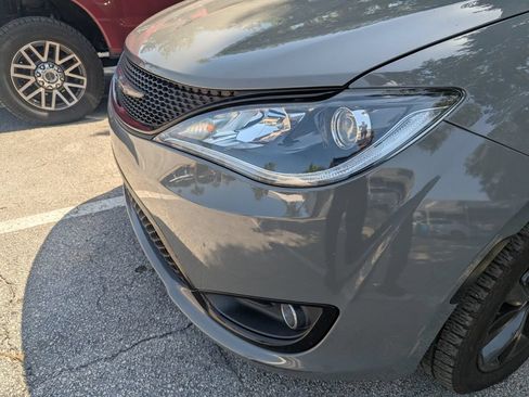 Used 2020 Chrysler Pacifica Touring w/ S Appearance Package FWD image 4