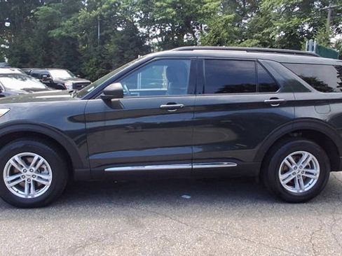 Certified 2022 Ford Explorer XLT w/ Equipment Group 202A AWD/4WD image 4