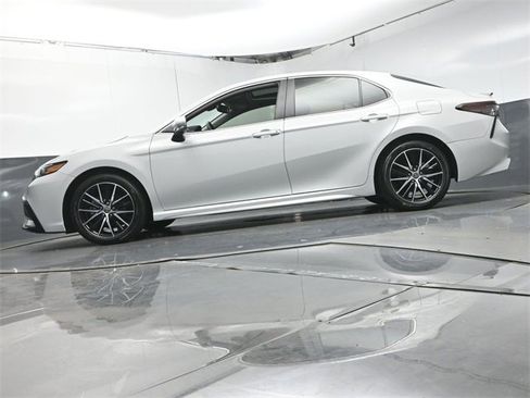 Used 2024 Toyota Camry SE image 34