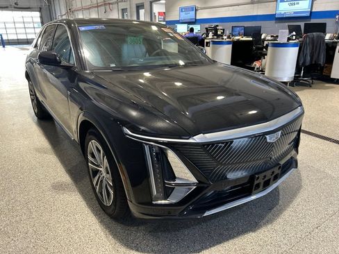 Used 2024 Cadillac Lyriq Luxury AWD/4WD image 2