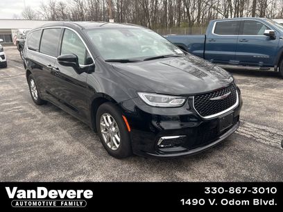 Used 2025 Chrysler Pacifica Select
