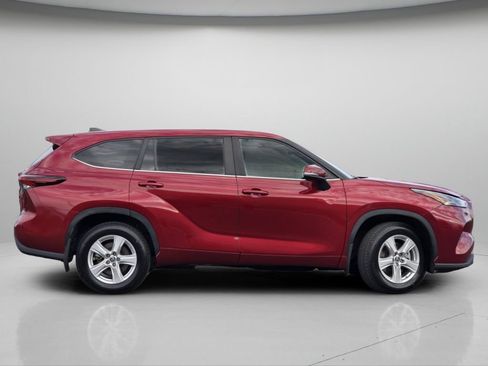 Used 2024 Toyota Highlander LE AWD/4WD image 21