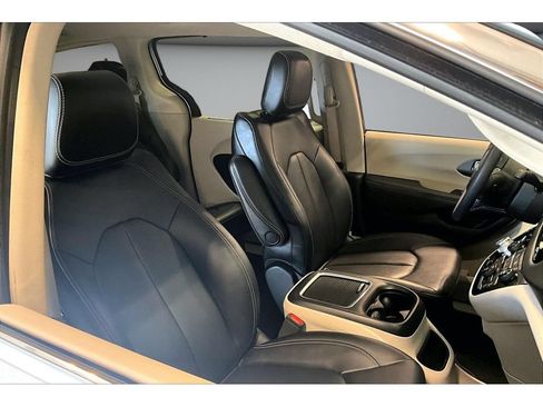 Used 2024 Chrysler Pacifica Touring-L FWD image 49