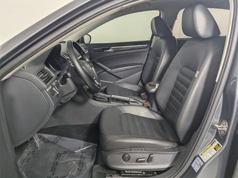 Used 2018 Volkswagen Passat 2.0T SEL Premium image 12