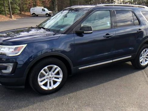 Used 2016 Ford Explorer XLT w/ Equipment Group 201A image 4